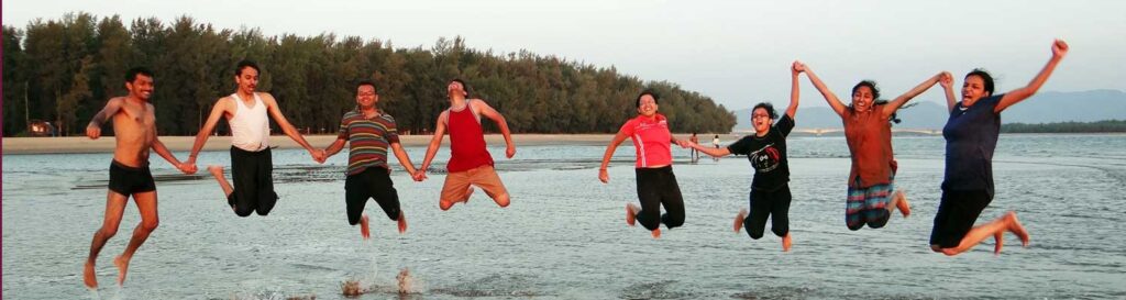 Jongeren springen uit water